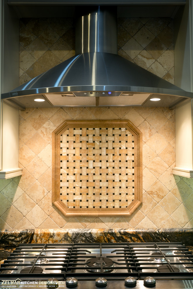 Bild på ett mellanstort vintage kök, med luckor med upphöjd panel, vita skåp, granitbänkskiva, beige stänkskydd, stänkskydd i stenkakel, travertin golv och en halv köksö