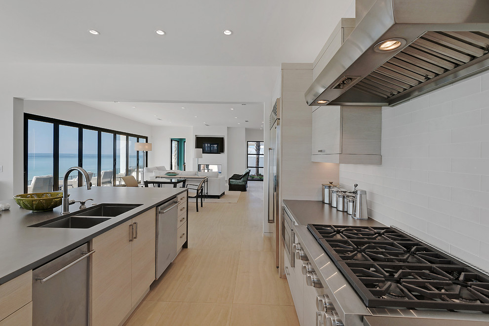 Design ideas for a nautical kitchen in Miami.