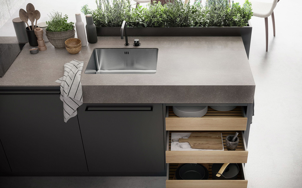Inspiration för ett mellanstort funkis grå grått kök, med en enkel diskho, släta luckor, svarta skåp, bänkskiva i koppar, svarta vitvaror, betonggolv och grått golv