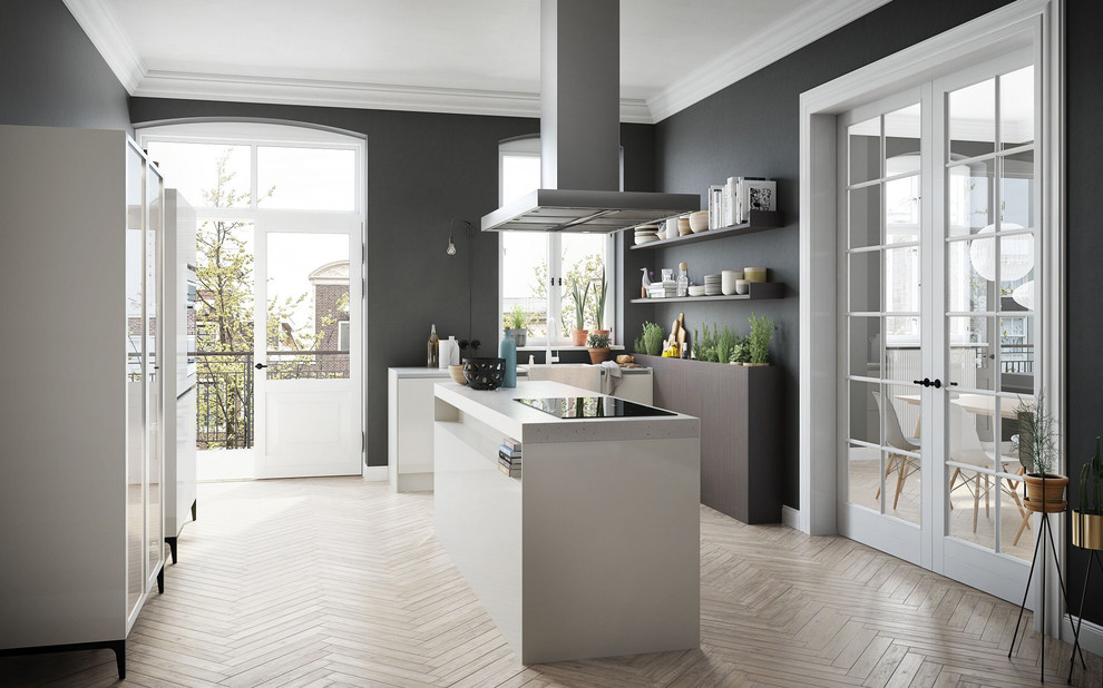 Foto di una cucina moderna di medie dimensioni con lavello integrato, ante lisce, ante bianche, top in superficie solida, paraspruzzi con piastrelle di vetro, elettrodomestici neri, parquet chiaro, pavimento marrone e top bianco