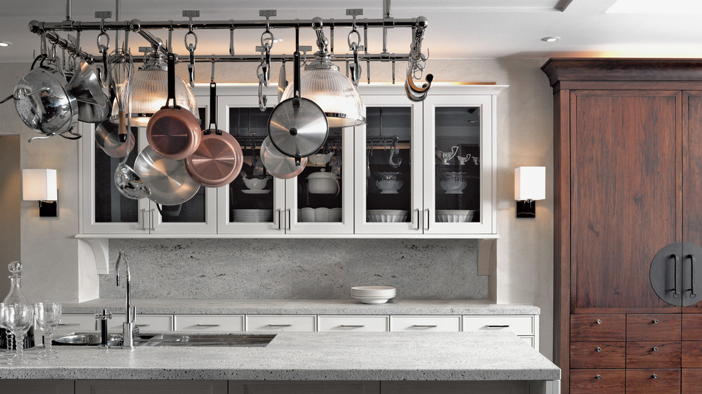 Esempio di una cucina minimal di medie dimensioni con lavello a doppia vasca, ante di vetro, ante bianche, top in granito, paraspruzzi bianco, paraspruzzi in marmo e elettrodomestici in acciaio inossidabile