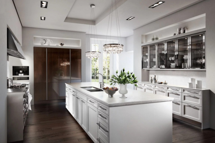 Modern inredning av ett vit vitt kök med öppen planlösning, med luckor med glaspanel, skåp i rostfritt stål, granitbänkskiva, vitt stänkskydd, stänkskydd i marmor, rostfria vitvaror, ljust trägolv, en köksö och brunt golv