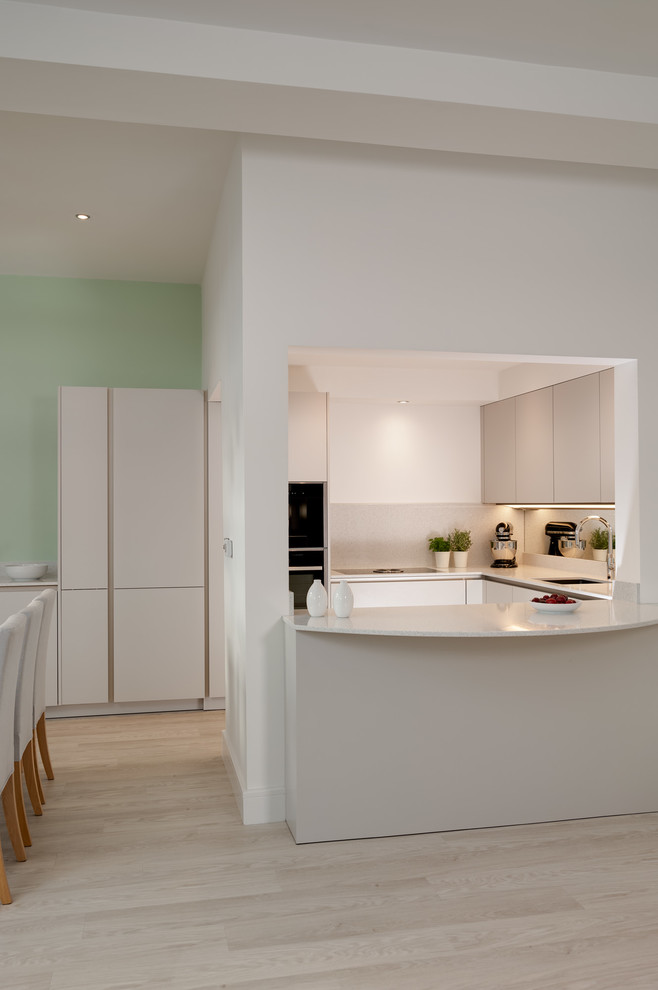 Свежая идея для дизайна: маленькая кухня в стиле модернизм с обеденным столом, плоскими фасадами, серыми фасадами и столешницей из кварцевого агломерата для на участке и в саду - отличное фото интерьера