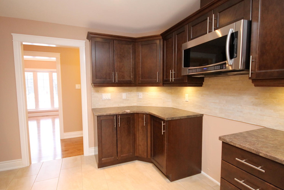 Example of a classic kitchen design in Ottawa