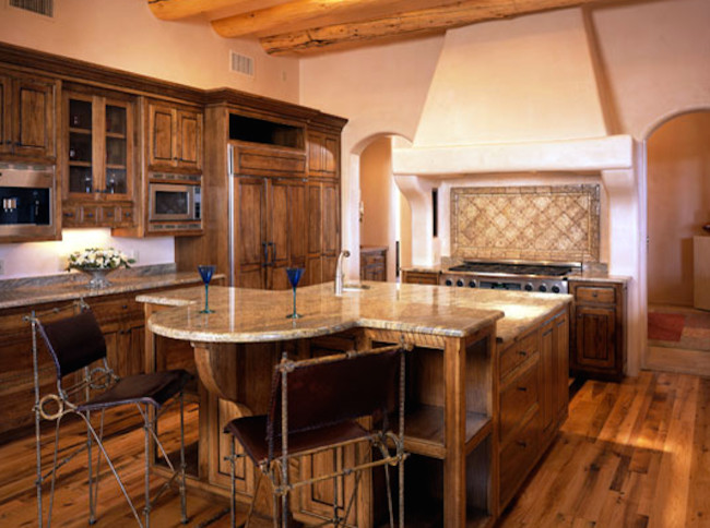 Inspiration för stora klassiska kök, med en dubbel diskho, luckor med infälld panel, skåp i mörkt trä, granitbänkskiva, brunt stänkskydd, stänkskydd i cementkakel, rostfria vitvaror, mellanmörkt trägolv och en köksö