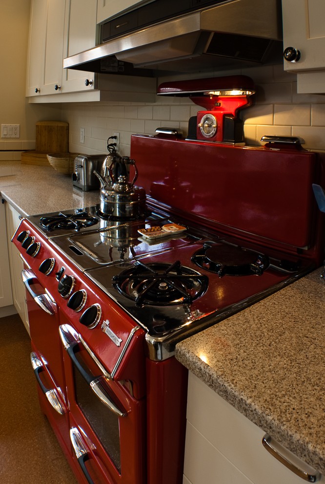 Klassisk inredning av ett mellanstort kök, med en enkel diskho, skåp i shakerstil, vita skåp, granitbänkskiva, vitt stänkskydd, stänkskydd i tunnelbanekakel, färgglada vitvaror och linoleumgolv