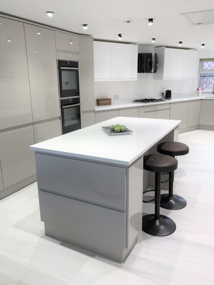 Immagine di una cucina moderna di medie dimensioni con ante lisce e pavimento bianco