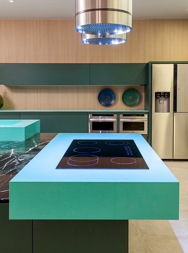 Diseño de cocina contemporánea con puertas de armario azules, encimera de cuarcita y una isla