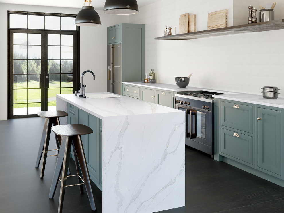 Moderne Wohnküche mit Quarzit-Arbeitsplatte und Kücheninsel in Hampshire