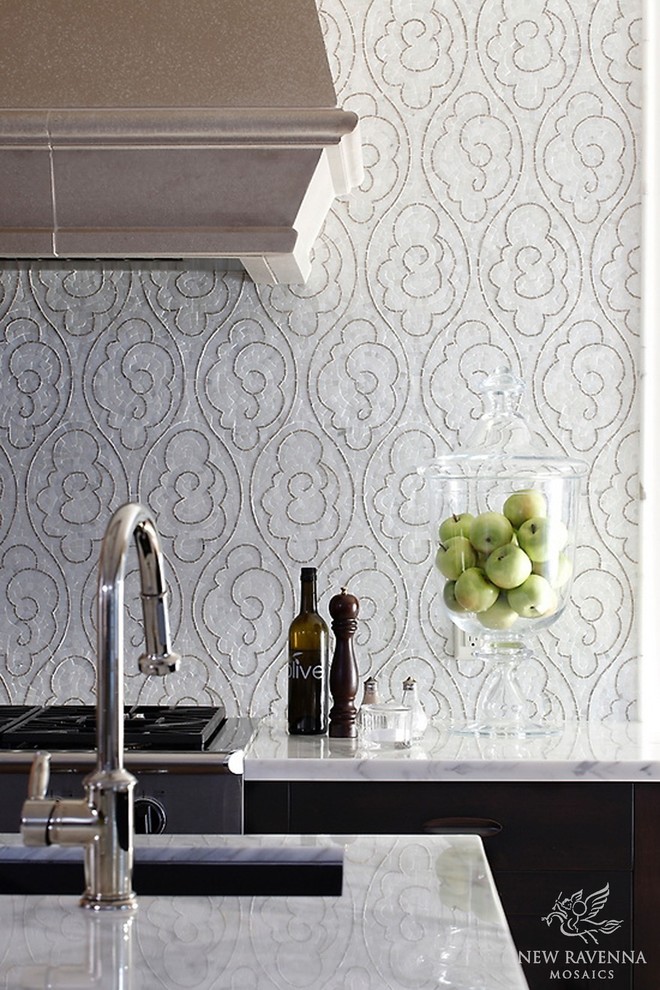 Foto di una cucina design con paraspruzzi bianco