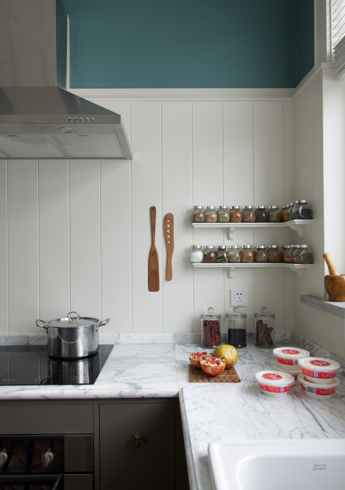Lantlig inredning av ett avskilt, mellanstort l-kök, med en dubbel diskho, skåp i shakerstil, grå skåp, marmorbänkskiva, vitt stänkskydd, stänkskydd i sten och rostfria vitvaror
