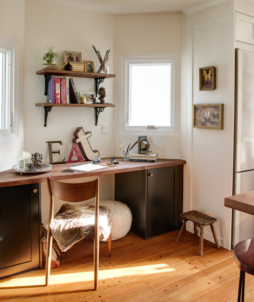 Foto på ett mellanstort medelhavsstil vit kök, med en rustik diskho, luckor med infälld panel, marmorbänkskiva, vitt stänkskydd, stänkskydd i porslinskakel, rostfria vitvaror, mellanmörkt trägolv, en halv köksö, svarta skåp och brunt golv