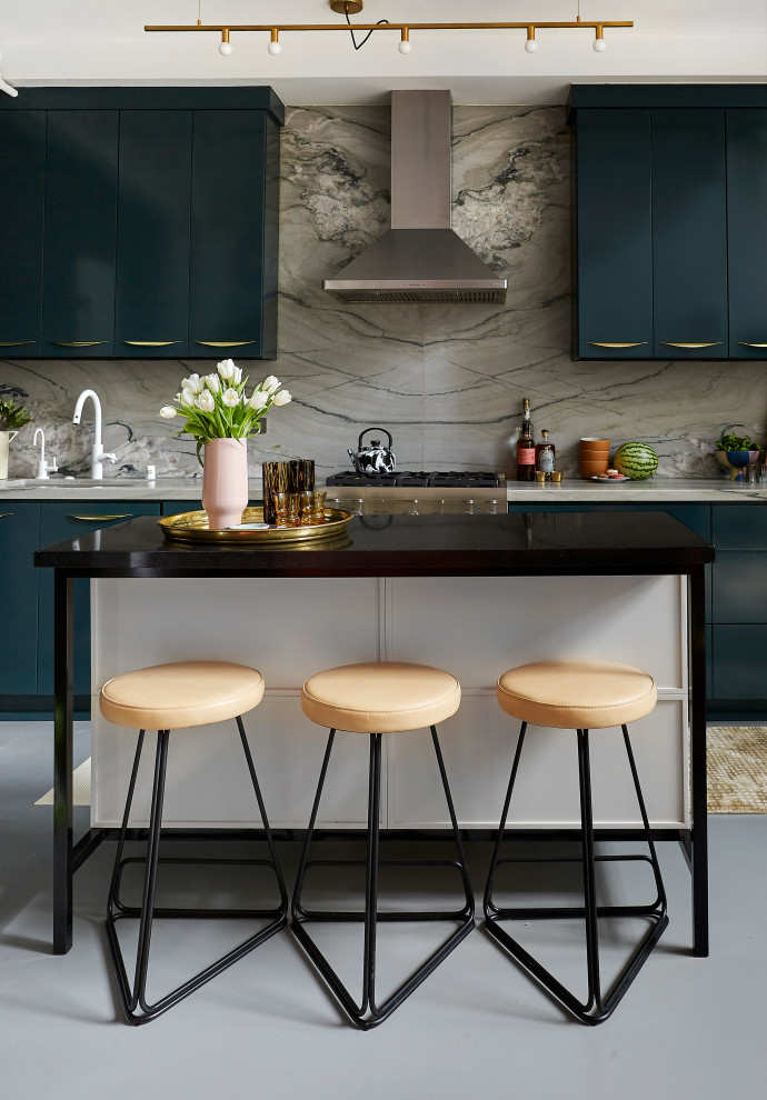 Exempel på ett litet modernt flerfärgad flerfärgat kök, med släta luckor, bänkskiva i kvartsit, stänkskydd i sten, rostfria vitvaror, betonggolv, en köksö, grått golv, gröna skåp och flerfärgad stänkskydd