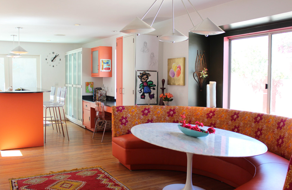 Источник вдохновения для домашнего уюта: кухня в современном стиле с обеденным столом, плоскими фасадами и оранжевыми фасадами