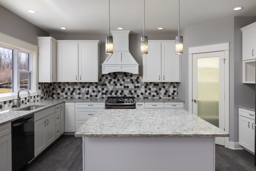 Bild på ett mellanstort vintage grå grått kök, med en undermonterad diskho, luckor med infälld panel, vita skåp, granitbänkskiva, flerfärgad stänkskydd, rostfria vitvaror, laminatgolv, en köksö och grått golv
