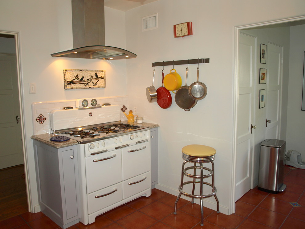 Foto på ett avskilt, mellanstort vintage kök, med en rustik diskho, skåp i shakerstil, grå skåp, granitbänkskiva, flerfärgad stänkskydd, stänkskydd i tunnelbanekakel, rostfria vitvaror och klinkergolv i porslin