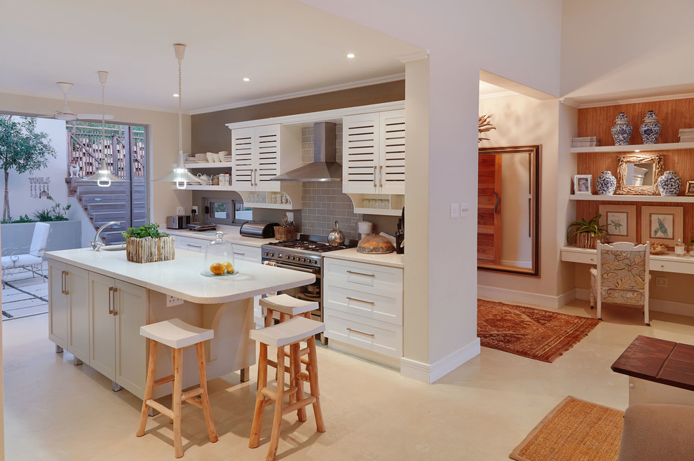 Moderne Küche mit flächenbündigen Schrankfronten, weißen Schränken, Küchenrückwand in Grau, Rückwand aus Metrofliesen und Küchengeräten aus Edelstahl in Sonstige