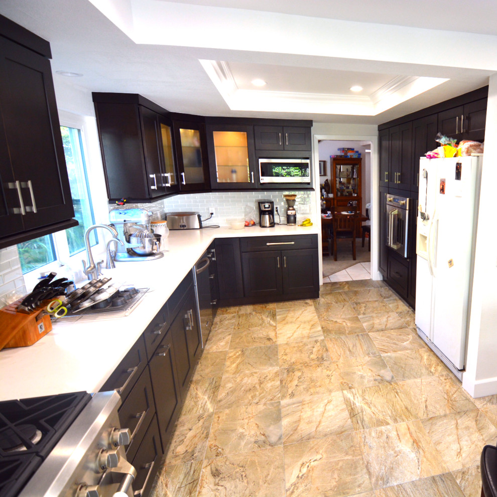 Bild på ett mellanstort funkis kök, med en nedsänkt diskho, släta luckor, skåp i mörkt trä, bänkskiva i koppar, grått stänkskydd, stänkskydd i keramik, rostfria vitvaror och marmorgolv