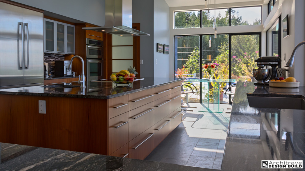 Mittelgroße Moderne Küche mit Waschbecken, flächenbündigen Schrankfronten, hellbraunen Holzschränken, Granit-Arbeitsplatte, Küchengeräten aus Edelstahl, Schieferboden und Kücheninsel in Vancouver