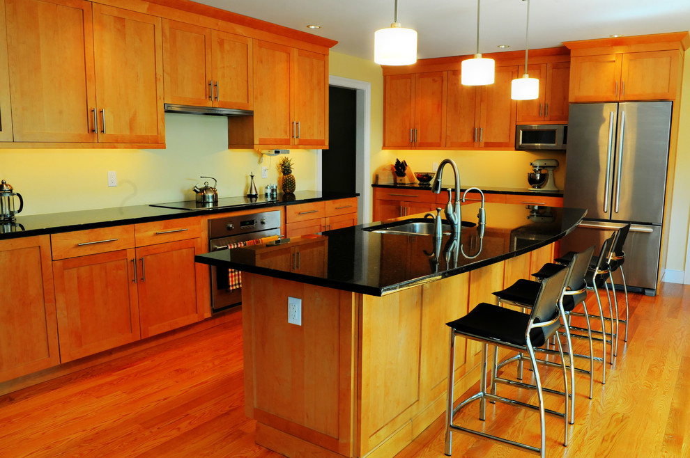 Offene Moderne Küche in L-Form mit Schrankfronten mit vertiefter Füllung, hellen Holzschränken und Kücheninsel in Philadelphia