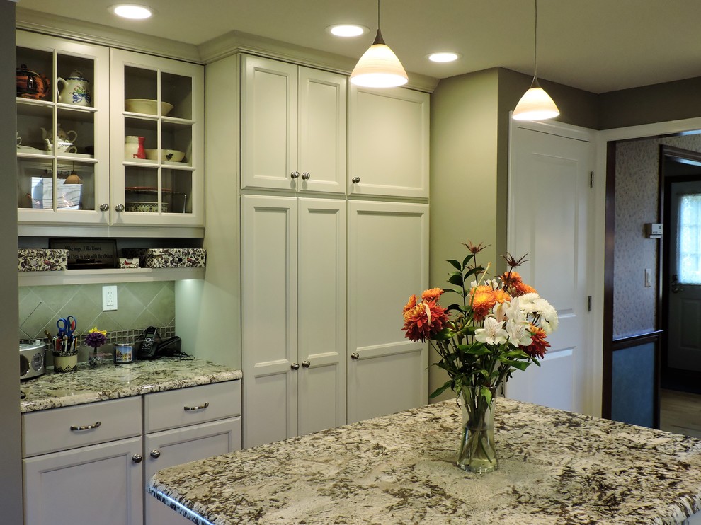 Bild på ett mellanstort lantligt kök, med en undermonterad diskho, skåp i shakerstil, vita skåp, granitbänkskiva, grönt stänkskydd, stänkskydd i porslinskakel, rostfria vitvaror, mörkt trägolv och en köksö