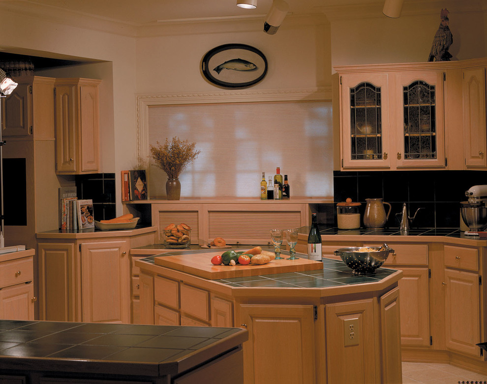 This is an example of a classic kitchen in Burlington.