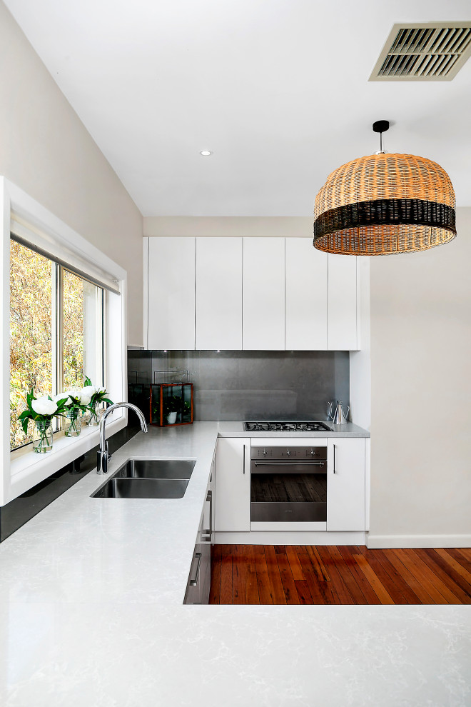 Simple use of space to maximise kitchen benchtops Moderno Cocina