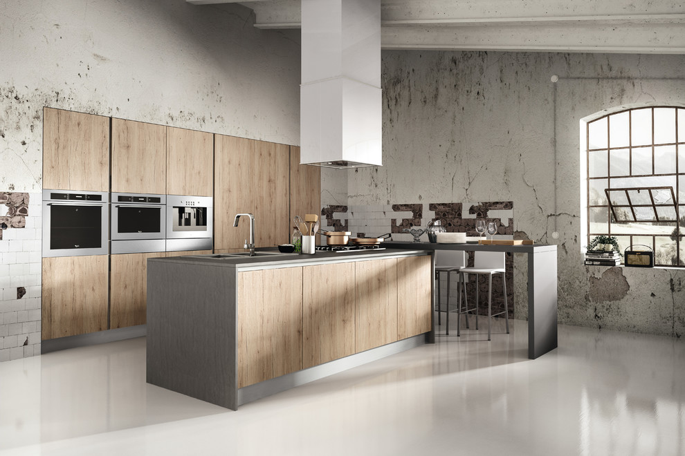 Modern inredning av ett mellanstort kök, med en dubbel diskho, släta luckor, skåp i ljust trä, bänkskiva i kvartsit, flerfärgad stänkskydd, stänkskydd i cementkakel, integrerade vitvaror, betonggolv och en halv köksö