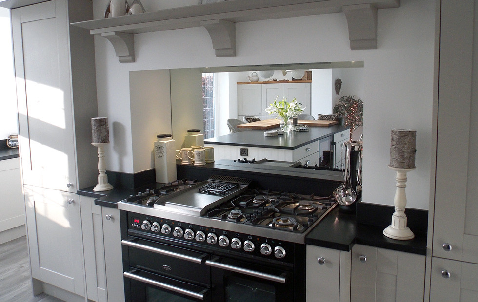 Simplicity fused with beautiful craftsmanship Modern Kitchen