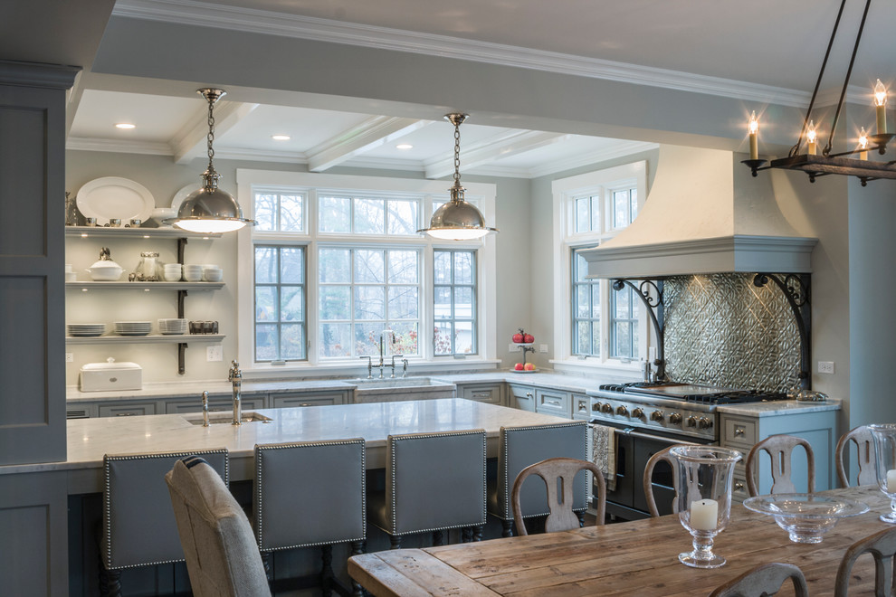 Idéer för att renovera ett stort vintage grå grått kök, med en rustik diskho, rostfria vitvaror, luckor med profilerade fronter, grå skåp, marmorbänkskiva, stänkskydd med metallisk yta, stänkskydd i metallkakel och en köksö
