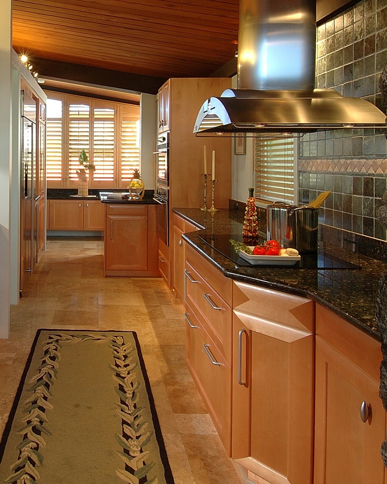 Zweizeilige Moderne Küche mit hellbraunen Holzschränken in Hawaii