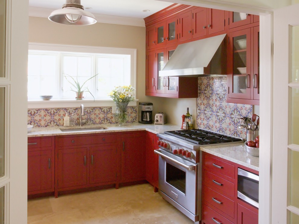 На фото: кухня в классическом стиле с красными фасадами с