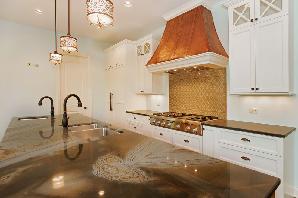 Immagine di una grande cucina tradizionale con lavello a doppia vasca, ante in stile shaker, ante bianche, elettrodomestici in acciaio inossidabile, pavimento in legno massello medio e top in granito