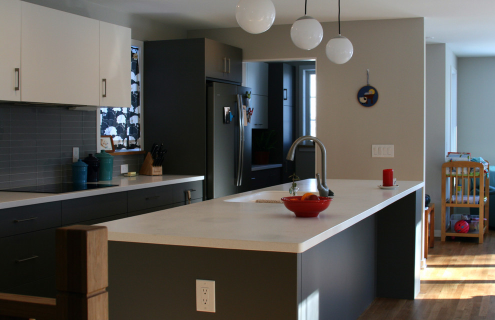 На фото: прямая кухня среднего размера в стиле модернизм с плоскими фасадами и островом