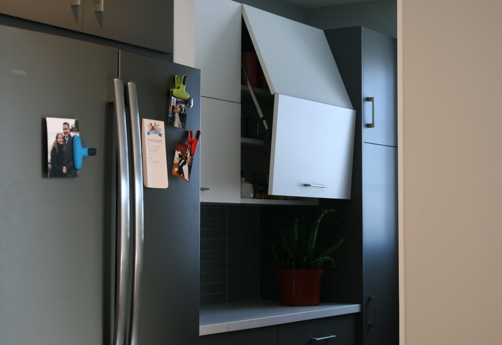 Réalisation d'une arrière-cuisine minimaliste de taille moyenne avec un placard à porte plane.