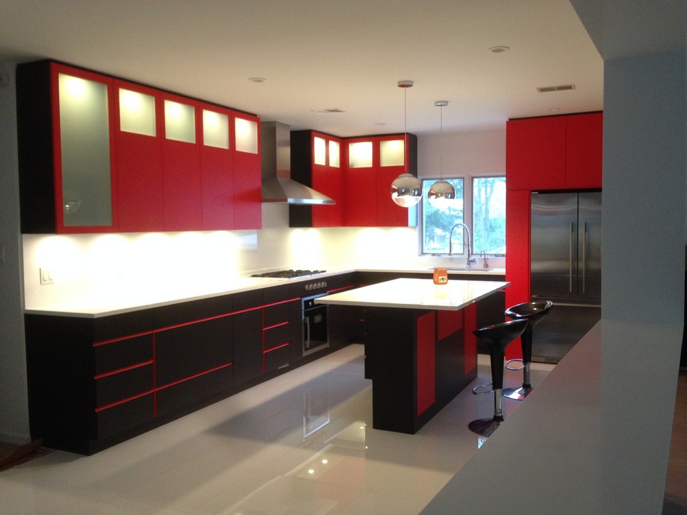 Mittelgroße Moderne Wohnküche in L-Form mit flächenbündigen Schrankfronten, roten Schränken, Glas-Arbeitsplatte, Küchenrückwand in Weiß, Glasrückwand, Küchengeräten aus Edelstahl und Kücheninsel in New York