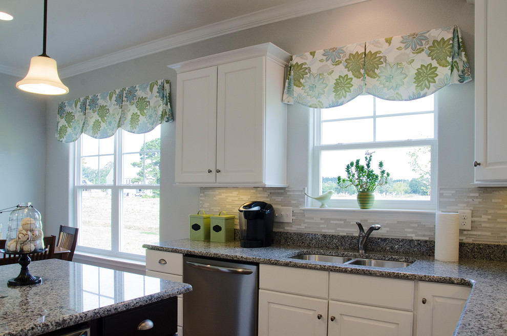 Moderne Küche mit Doppelwaschbecken, bunter Rückwand, Rückwand aus Glasfliesen, Küchengeräten aus Edelstahl und Kücheninsel in Sonstige
