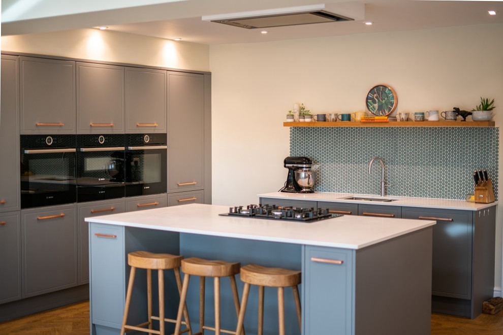 Idee per una grande cucina tradizionale con ante grigie, top in quarzite, paraspruzzi blu, pavimento marrone e top bianco