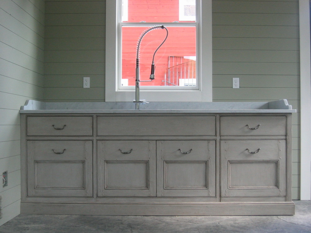 Esempio di una cucina rustica con lavello sottopiano, ante con riquadro incassato, ante grigie, top in marmo, elettrodomestici in acciaio inossidabile e pavimento in cemento