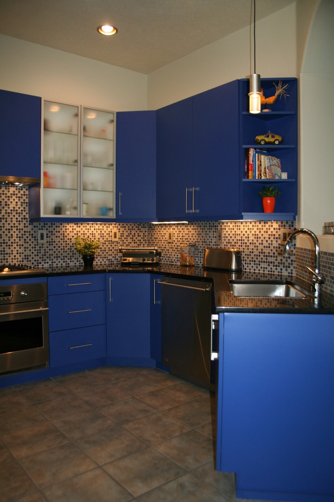 Idéer för att renovera ett mellanstort funkis kök, med en nedsänkt diskho, släta luckor, blå skåp, flerfärgad stänkskydd, stänkskydd i glaskakel, rostfria vitvaror och grått golv