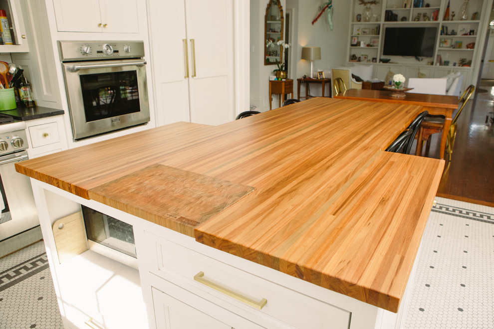 Diseño de cocina comedor actual grande con armarios con paneles empotrados, puertas de armario blancas, encimera de madera, electrodomésticos de acero inoxidable, suelo de baldosas de cerámica, una isla, suelo blanco y encimeras multicolor