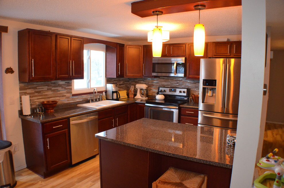 Inredning av ett modernt mellanstort kök, med en dubbel diskho, luckor med infälld panel, röda skåp, laminatbänkskiva, stänkskydd med metallisk yta, stänkskydd i glaskakel, rostfria vitvaror, ljust trägolv och en halv köksö