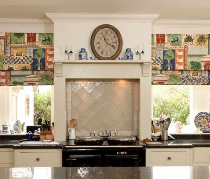 Foto de cocina lineal campestre grande con armarios estilo shaker, puertas de armario beige, salpicadero beige y una isla