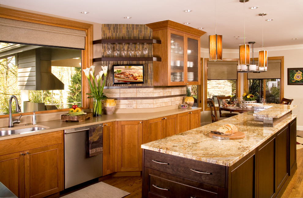 Klassisk inredning av ett mellanstort kök, med en dubbel diskho, luckor med infälld panel, skåp i ljust trä, granitbänkskiva, beige stänkskydd, stänkskydd i keramik, rostfria vitvaror, mellanmörkt trägolv och en köksö