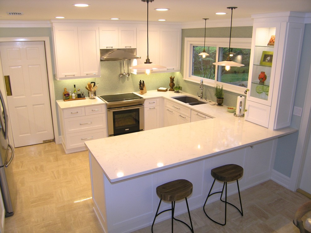 Inspiration for a large contemporary u-shaped porcelain tile eat-in kitchen remodel in Tampa with an undermount sink, shaker cabinets, white cabinets, quartz countertops, green backsplash, glass tile backsplash, stainless steel appliances and a peninsula