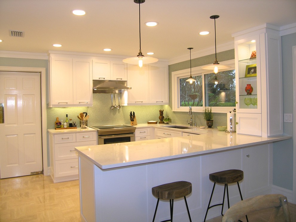 Inspiration för ett stort funkis kök, med en undermonterad diskho, skåp i shakerstil, vita skåp, grönt stänkskydd, stänkskydd i glaskakel, rostfria vitvaror, klinkergolv i porslin, en halv köksö och marmorbänkskiva
