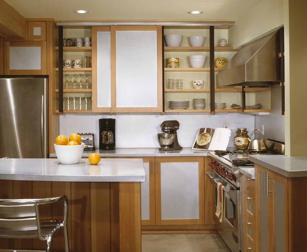オースティンにあるラスティックスタイルのおしゃれなキッチン (シルバーの調理設備、オープンシェルフ、白いキッチンパネル、中間色木目調キャビネット) の写真