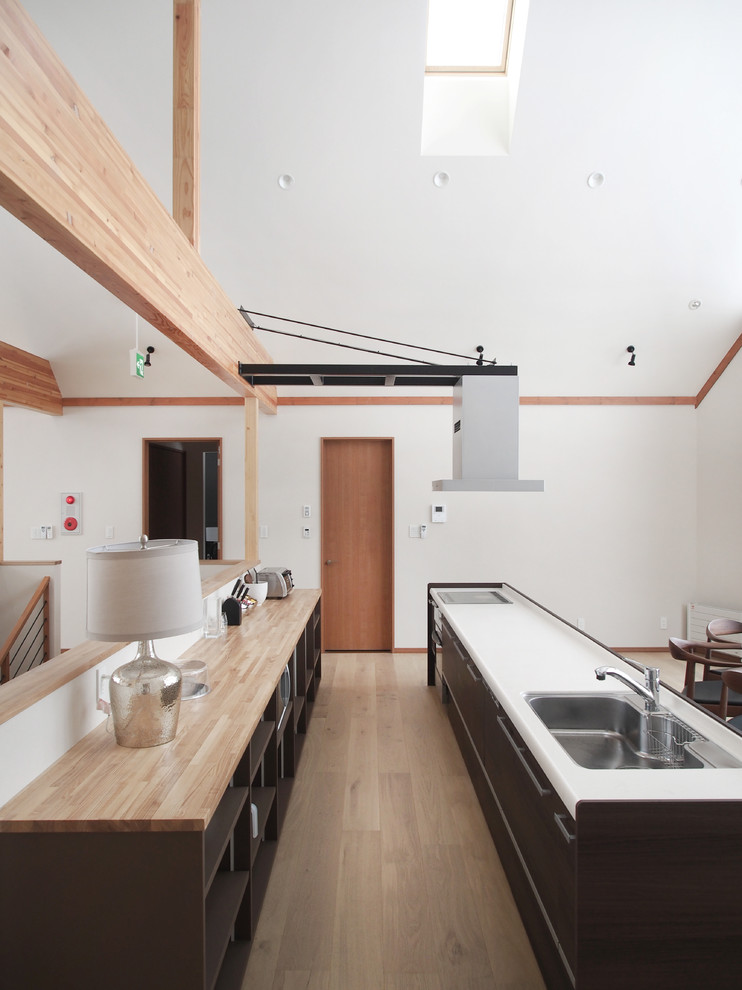Пример оригинального дизайна: параллельная кухня-гостиная в современном стиле с накладной мойкой, открытыми фасадами, коричневыми фасадами, деревянной столешницей и техникой из нержавеющей стали