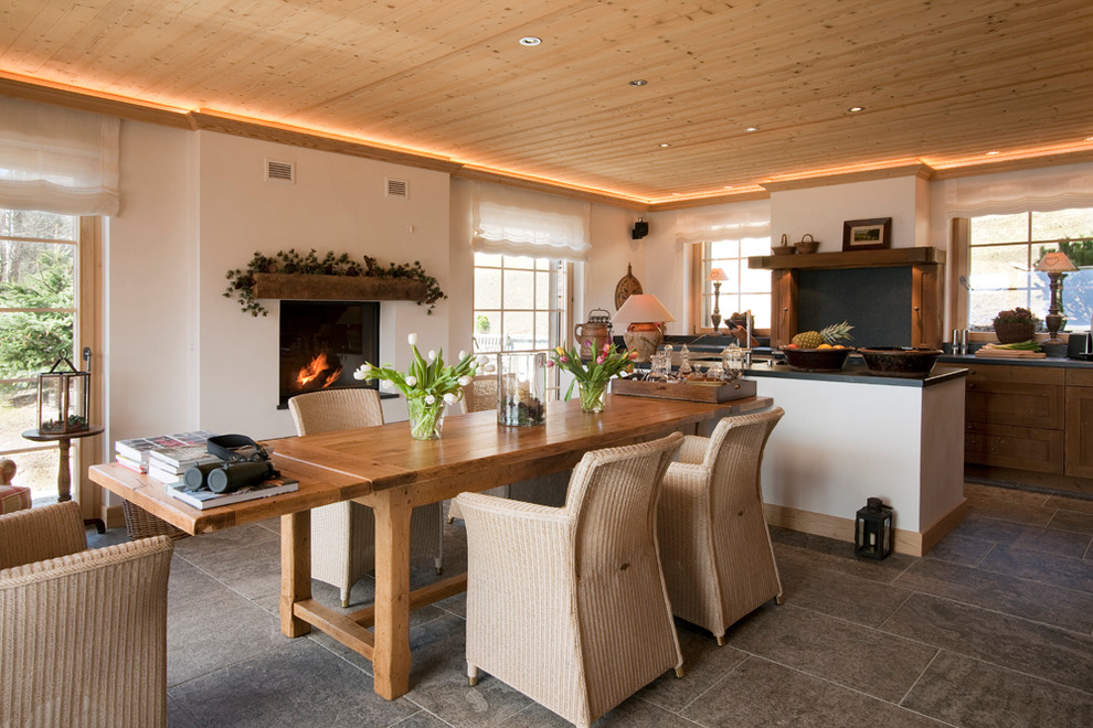 Stilmix Wohnküche mit hellbraunen Holzschränken in Sonstige