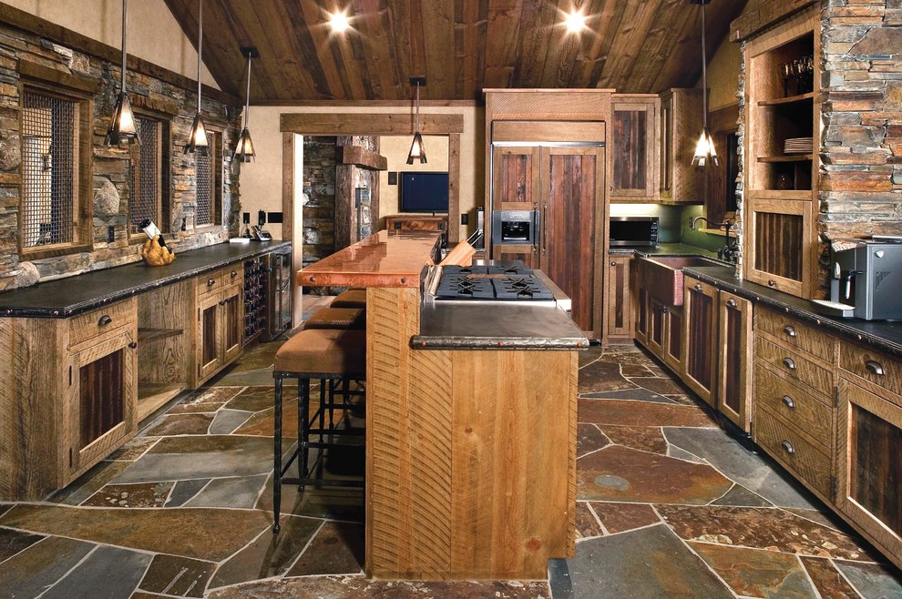 Geschlossene Rustikale Küche in U-Form mit Landhausspüle, offenen Schränken, hellen Holzschränken und Elektrogeräten mit Frontblende in Sacramento